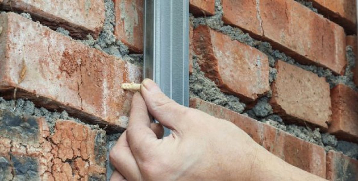 Um exemplo de parede com bucha mal fixada e técnicas para soluçã